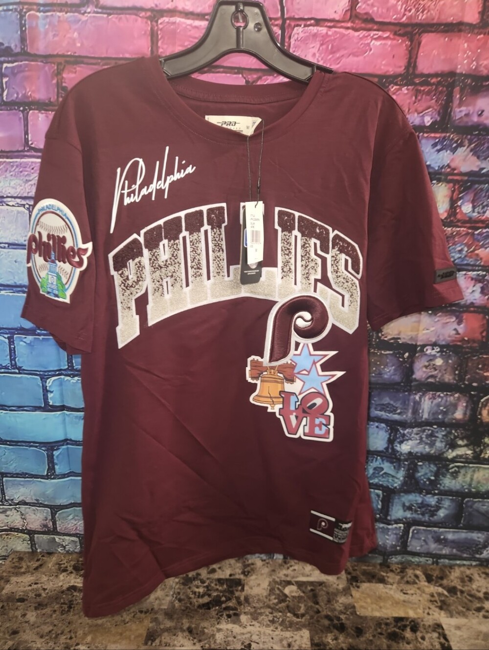 Pro Standard Philadelphia Phillies Hometown T-Shirt in maroon/burgundy Size M